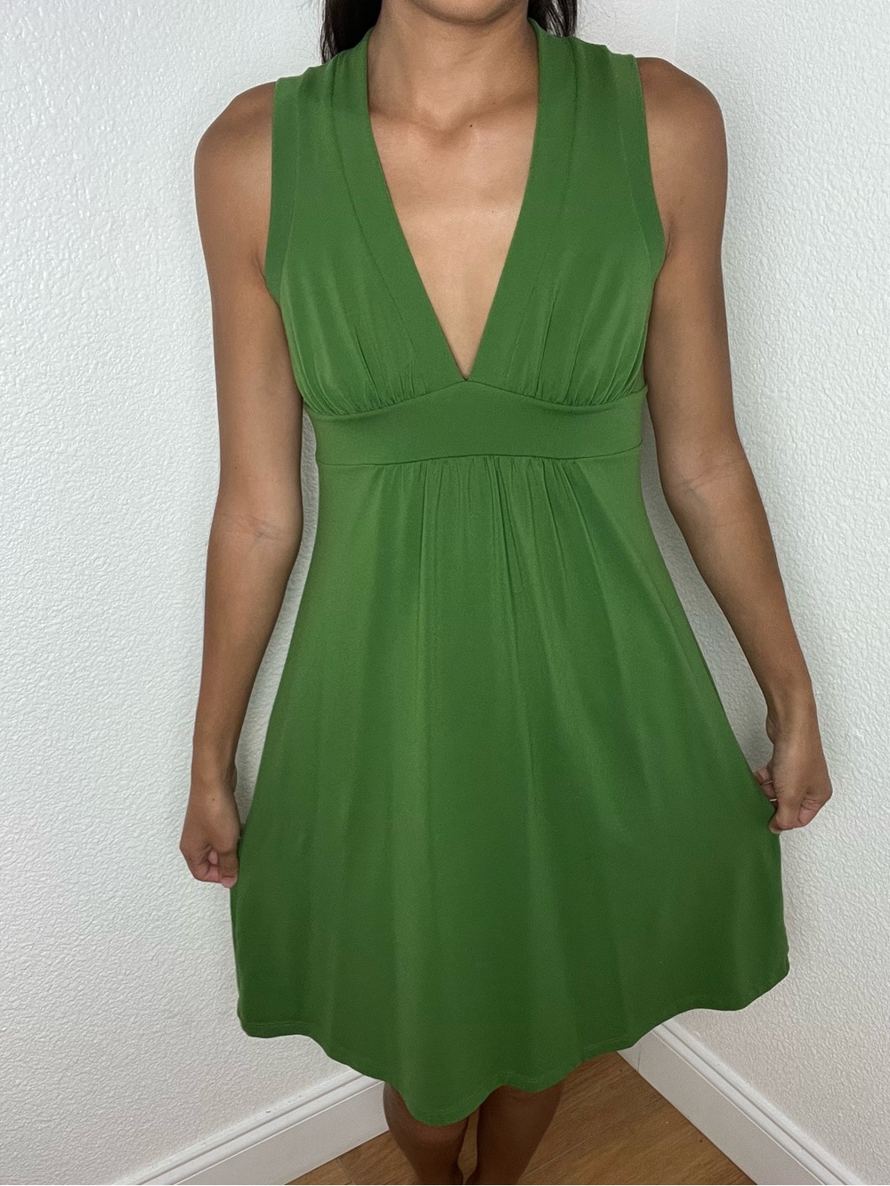 Susana Monaco green dress with v-neckline and flowy bottom size small